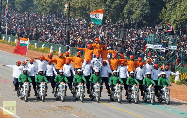 Lực lượng an ninh Ấn Độ "làm viếc" trên xe máy.
