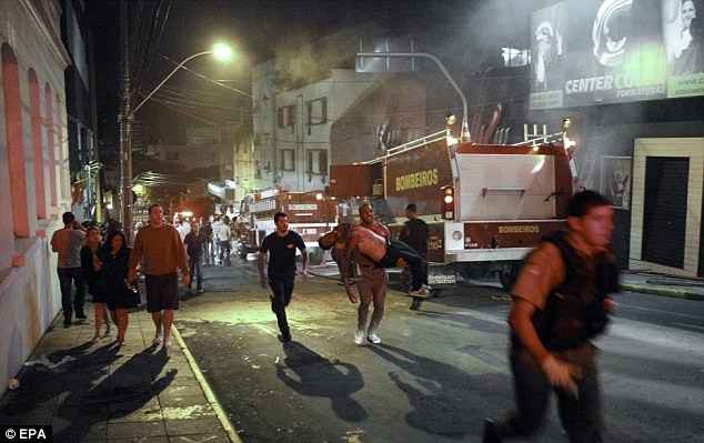 Đám đông đang trước cửa hộp đêm Nụ hôn khi xảy ra hỏa hoạn.