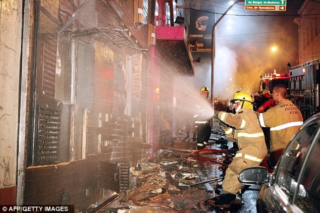 Lính cứu hỏa đang cố gắng dập lửa bên ngoài hộp đêm Nụ hôn.