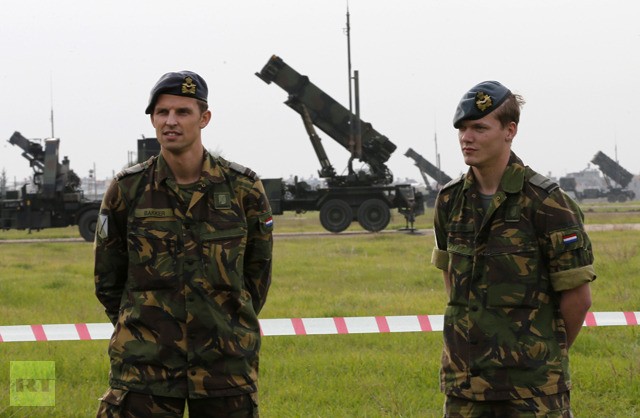 Binh sĩ Hà Lan bên cạnh hệ thống Patriot đã được triển khai xong tại căn cứ quân sự ở Adana, Thổ Nhĩ Kỳ ngày 26/1.