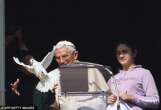 Giáo Hoàng Benedict thả chim bồ câu hòa bình trong hoạt động đánh dấu sự kết thú Caravan Hòa bình.