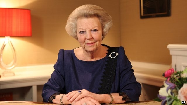 Nữ hoàng Beatrix tuyên bố nhường ngôi cho Hoàng tử Willem Alexander trên truyền hình.