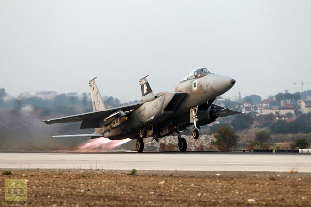 F-15 E của Không quân Israel chuẩn bị rời căn cứ.