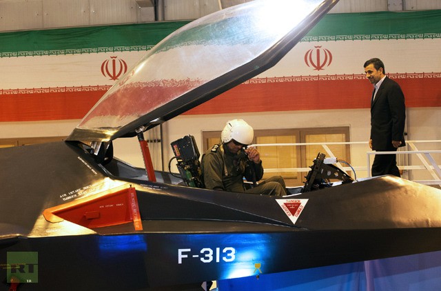 Tổng thống Iran tại lễ ra mắt chiến đấu cơ Qaher-313.