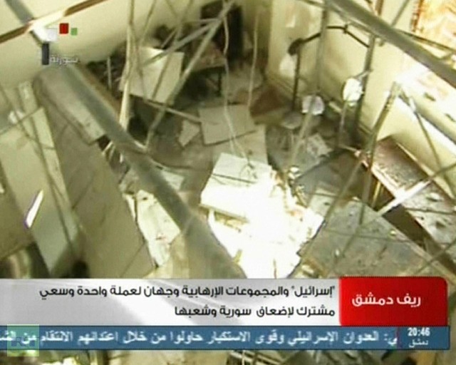 Hiện trường vụ đánh bom của Israel trong đoạn video phát sóng trên đài truyền hình nhà nước Syria.