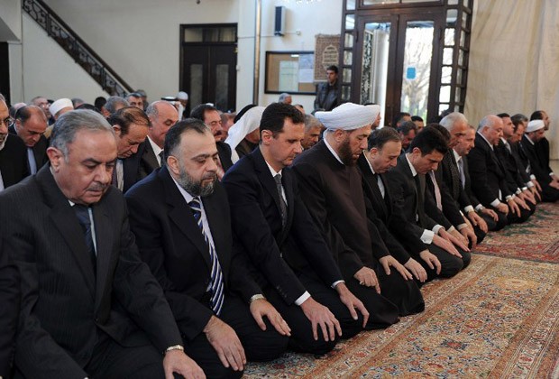 Tổng thống Syria Bashar al-Assad cùng các quan chức cấp cao tham gia một lễ cầu nguyện hôm 31/1, một ngày sau vụ không kích của Israel.