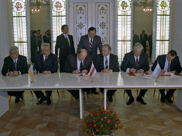 Tổng thống Ukraina Leonid Kravchuk (thứ 2 bên trái), Chủ tịch Hội đồng tối cao của nước Cộng hòa Belarus Stanislav Shushkevich (thứ 3 bên trái) và Tổng thống Nga Boris Yeltsin (thứ 2 bên phải) trong lễ ký kết tuyên bố Liên bang Xô Viết tan rã và thành lập Cộng đồng các quốc gia độc lập tại Belarus ngày 08 tháng 12 năm 1991