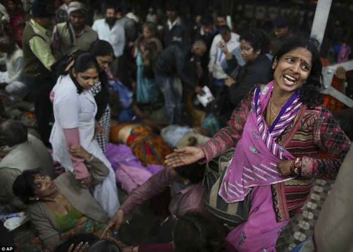 Một phụ nữ Ấn Độ khóc bên cạnh thi thể một người thân thiệt mạng trong vụ giẫm đạp.