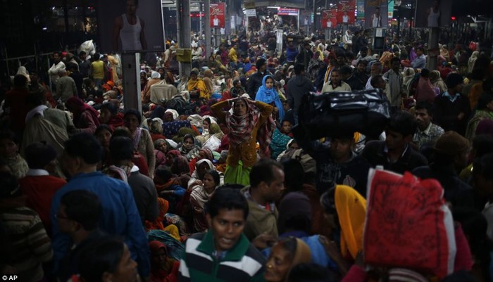 Đám đông hàng ngàn người có mặt tại nhà ga ở Allahabad chờ được lên tàu về quê sau lễ hội.