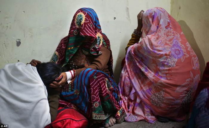 Những người phụ nữ khóc thương người thân xấu số đã qua đời trong cuộc hỗn loạn tại nhà ga Allahabad.