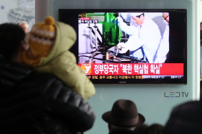 Ông Kim Jong-il cũng nuôi mộng biến Triều Tiên thành quốc gia quân sự mạnh mẽ, chiếc ô hạt nhân trong khu vực.