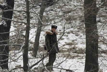 Một binh sĩ Triều Tiên tuần tra khu vực biên giới giáp Đan Đông, Trung Quốc.