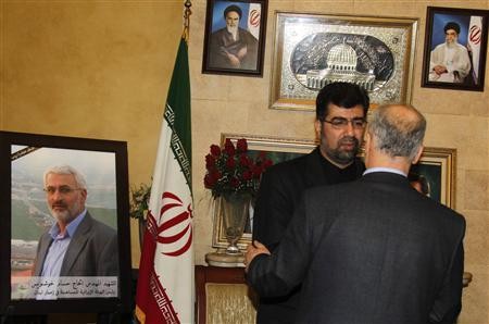 Đại sứ Iran tại Li-băng Ghazanfar Roknabadi (trái) nhận lời chia buồn trước cái chết của Hessam Khoshnevis tại Đại sứ quán Iran tại Beirut ngày 14 tháng năm 2013.