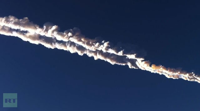Vệt khói của một thiên thạch để lại trên bầu trời Urals.