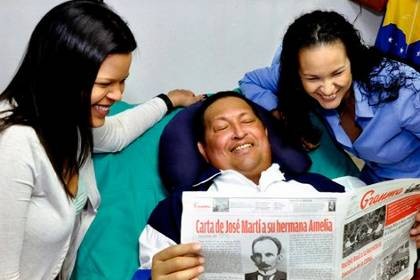 Tổng thống Chavez trên giường bệnh bên cạnh 2 cô con gái.