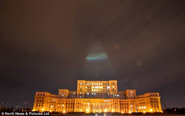 Bức ảnh ghi lại cảnh ánh sáng xanh kỳ lạ soi sáng phía trên tòa nhà Quốc hội Romania hôm 4/2.