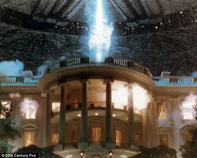 Một cảnh tượng tương tự xảy ra phía trên nóc Nhà Trắng trong phim "Ngày Độc lập".