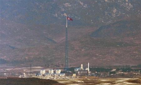 Quốc kỳ Triều Tiên bay trong gió tại làng đình chiến Panmunjom gần biên giới với Hàn Quốc.