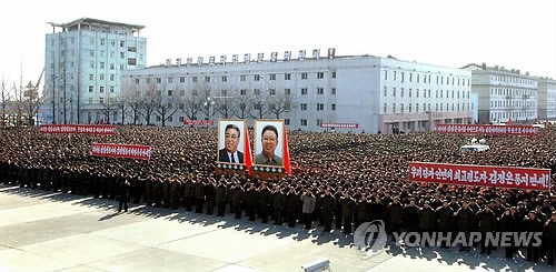 Các nhà khoa học hạt nhân, kỹ thuật viên, binh lính Triều Tiên tham gia lễ mít-tinh ăn mừng vụ thử nghiệm hạt nhân thành công tại Bình Nhưỡng ngày 19/2. Ảnh Yonhap