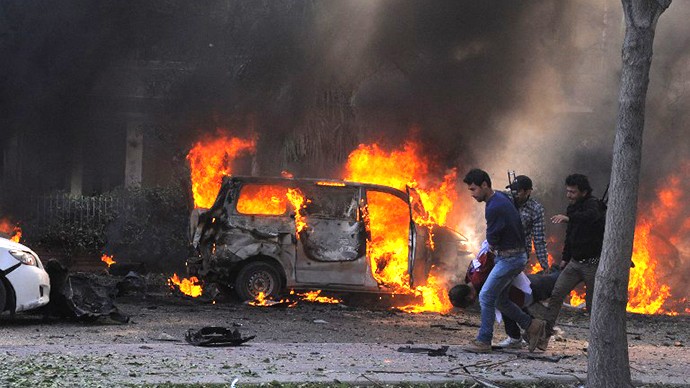 Đài truyền hình Al-Ikhbariya cho thấy trên đường phố có ít nhất 4 thi thể người và gần đó là chiếc xe hơi rực lửa.