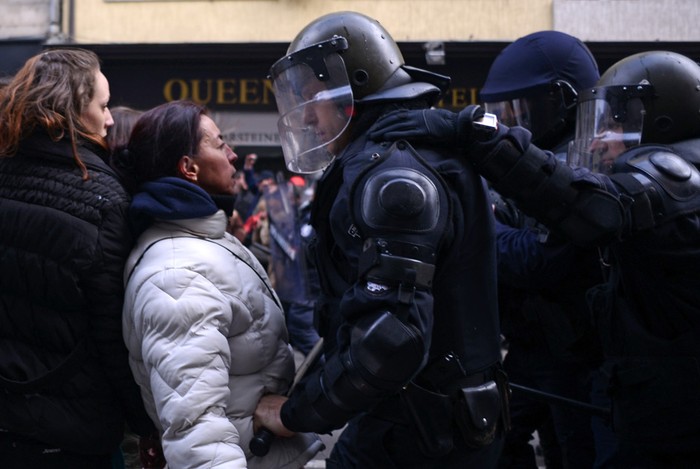 Cảnh sát đụng độ với người biểu tình tại Sofia hôm 17/2.