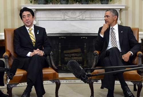 Thủ tướng Nhật Bản Shinzo Abe (trái) và Tổng thống Mỹ Barack Obama trong cuộc hội đàm tại Washington hôm 22/2.