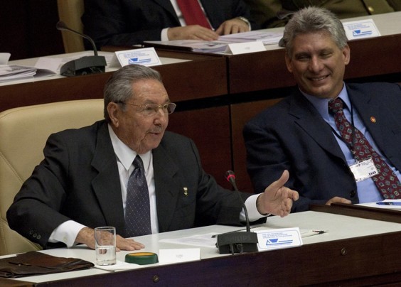 Miguel Diaz-Canel (phải) được coi là người tương lai sẽ kế nhiệm Chủ tịch Raul Castro.