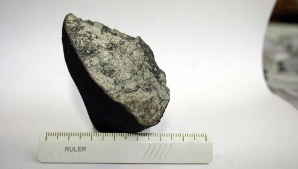 Đây là mảnh thiên thạch lớn nhất được tìm thấy sau trận mưa thiên thạch hôm 15/2 tại khu vực Urals.