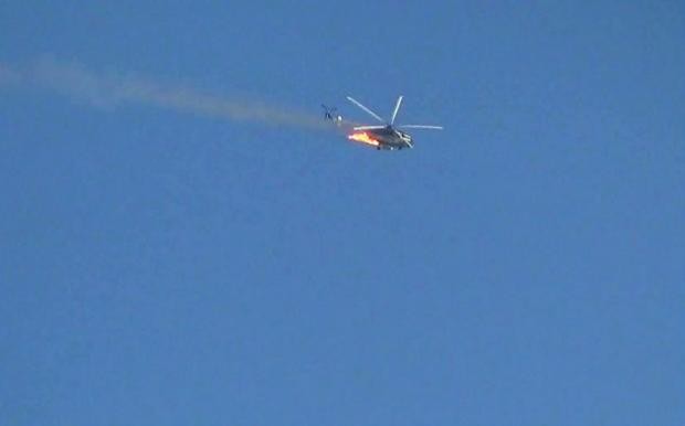 Chiếc trực thăng bốc lửa sau khi trúng đạn.
