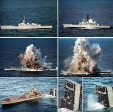 Tàu Cheonan bị gẫy đôi và chìm xuống biển sau khi trúng ngư lôi của Triều Tiên.