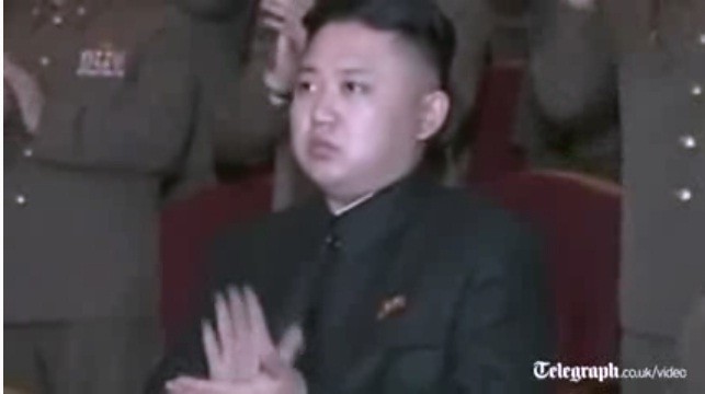 Ông Kim Jong-un gượng gạo vỗ tay khi bản nhạc kết thúc.
