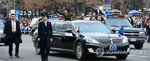 Tân Tổng thống Hàn Quốc Park Geun Hye trên chiếc limo đặc biệt trong lễ nhậm chức hôm 25/2.