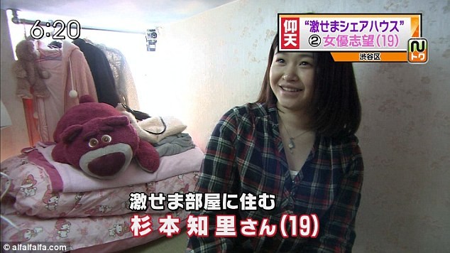Các bức ảnh của nhà trọ kiểu "cỗ quan tài" tại quận Shibuya, Tokyo trong một chương trình tin tức gần đây của Nhật Bản.