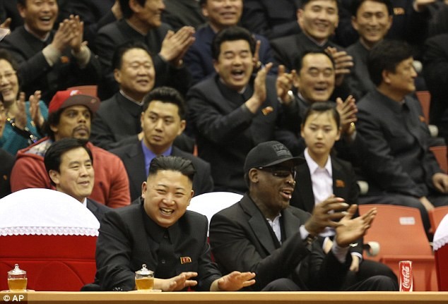 Nhà lãnh đạo Triều Tiên Kim Jong-un cười sảng khoái và vỗ tay lên bàn khi xem trận đấu bên cạnh ngôi sao bóng rổ.
