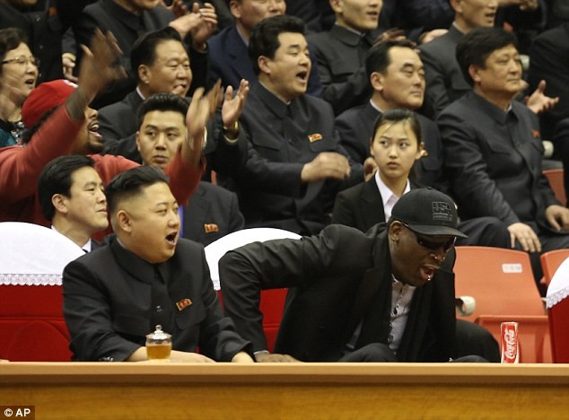 Ông Kim Jong-un tỏ ra hưng phấn suốt trận đấu.