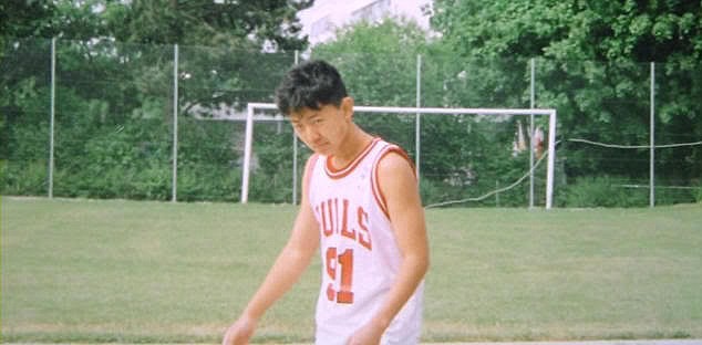 KIm Jong-chul mặc áo cầu thủ của Dennis Rodman chơi bóng rổ tại Bình Nhưỡng.