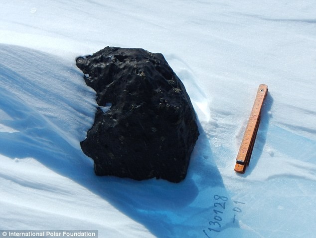 Đây là khối thiên thạch lớn nhất được tìm thấy ở Nam Cực trong 25 năm qua.