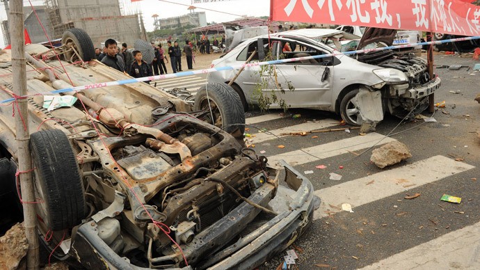 Xe hơi của người dân Shangpu bị đập nát trong cuộc đụng độ với nhóm côn đồ.