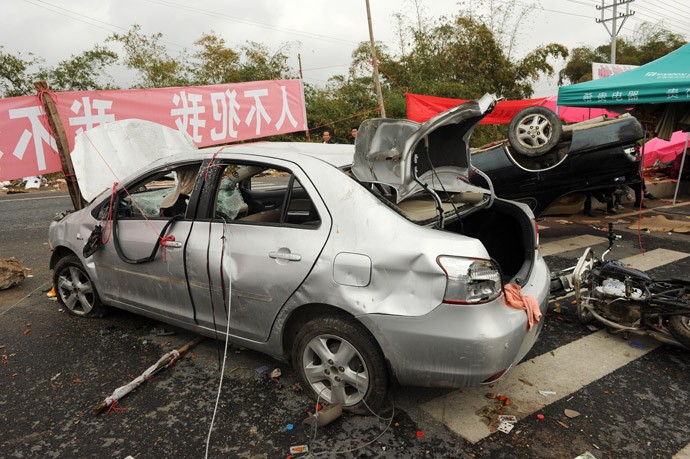 Những chiếc xe bị tàn phá nặng nề sau cuộc đụng độ bạo lực.