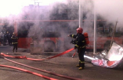 Lính cứu hỏa được triển khai tới hiện trường dập lửa.