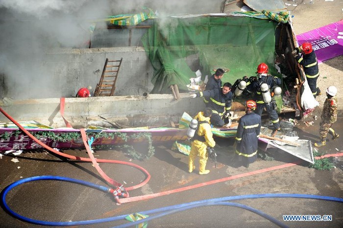 Hàng chục nhân viên cứu hỏa đã được điều tới hiện trường sau vụ nổ mạnh.