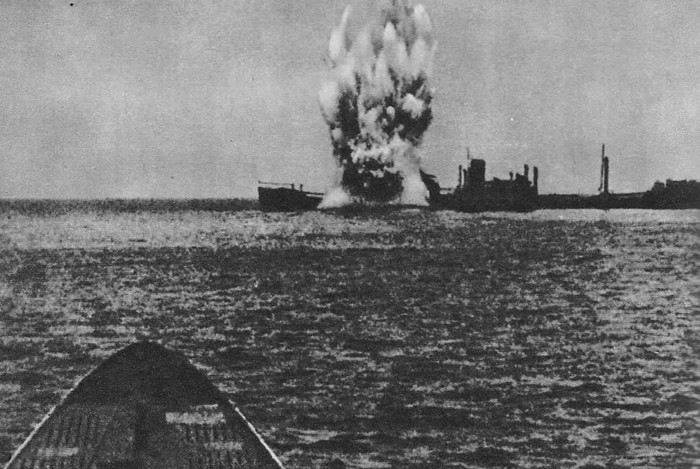 Một tàu chở hàng phát nổ sau khi trúng đạn của quân Đức.