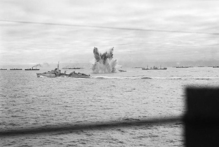 Một vụ nổ dưới nước gần tàu khu trục "HMS Ashanti" trong cuộc tấn công vào đoàn tàu chở hàng PQ-18 vào tháng 9 năm 1942. Phía sau là tàu khu trục "Husky"