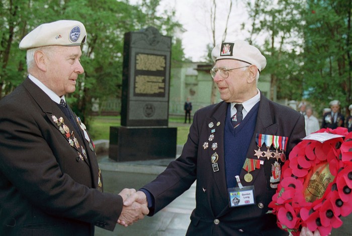 Cựu chiến binh tham gia hoạt động "Đoàn tàu Bắc cực" Wilen Astahin (trái) và Gordon Long, trong một cuộc gặp gỡ tại Murmansk, nhân dịp kỷ niệm 60 năm tàu Đồng Minh đầu tiên xuất hiện ở cảng Murmansk, năm 2001.