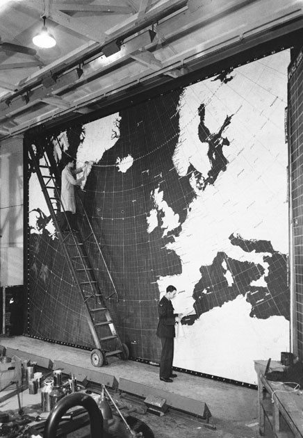 Các chuyên gia dựng tấm bản đồ theo dõi hoạt động của "Đoàn tàu phương Bắc".