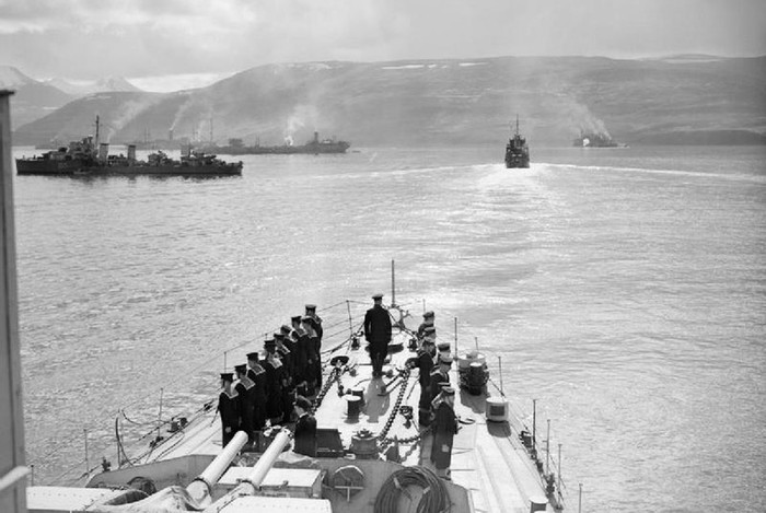Tàu hộ tống và tàu buôn Convoy PQ 17 trước khi khởi hành từ bến cảng Halford của Iceland trong tháng sáu năm 1942