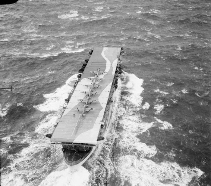 Tàu sân bay hộ tống "Avenger" chở máy bay chiến đấu "Hurricane" trên boong.