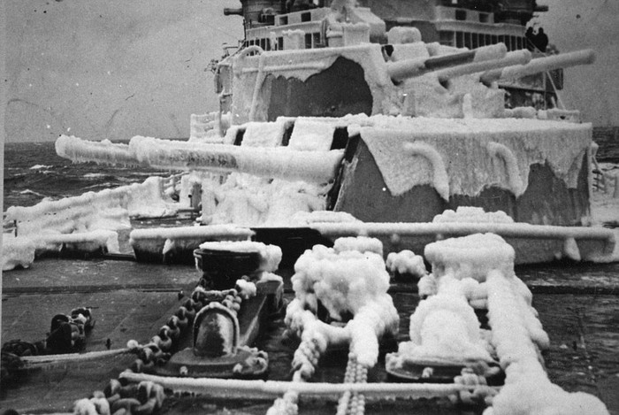 Pháo bị đóng băng vì sương và giá lạnh khi vượt qua Bắc Cực cửa tàu "Belfast".