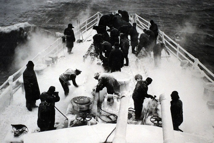 Thủy thủ làm sạch băng trên một tàu chở hàng.