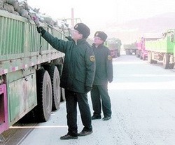 Cán bộ Hải quan Trung Quốc kiểm tra bức xạ từ một xe chở khoáng sản từ Triều Tiên tại Trường Bạch
